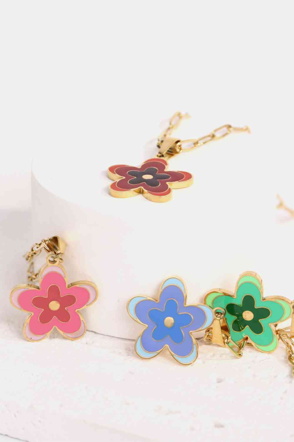 Collar de acero inoxidable con colgante de flores