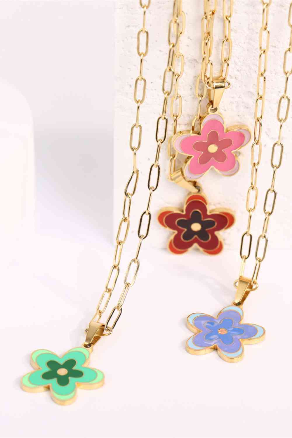 Collar de acero inoxidable con colgante de flores