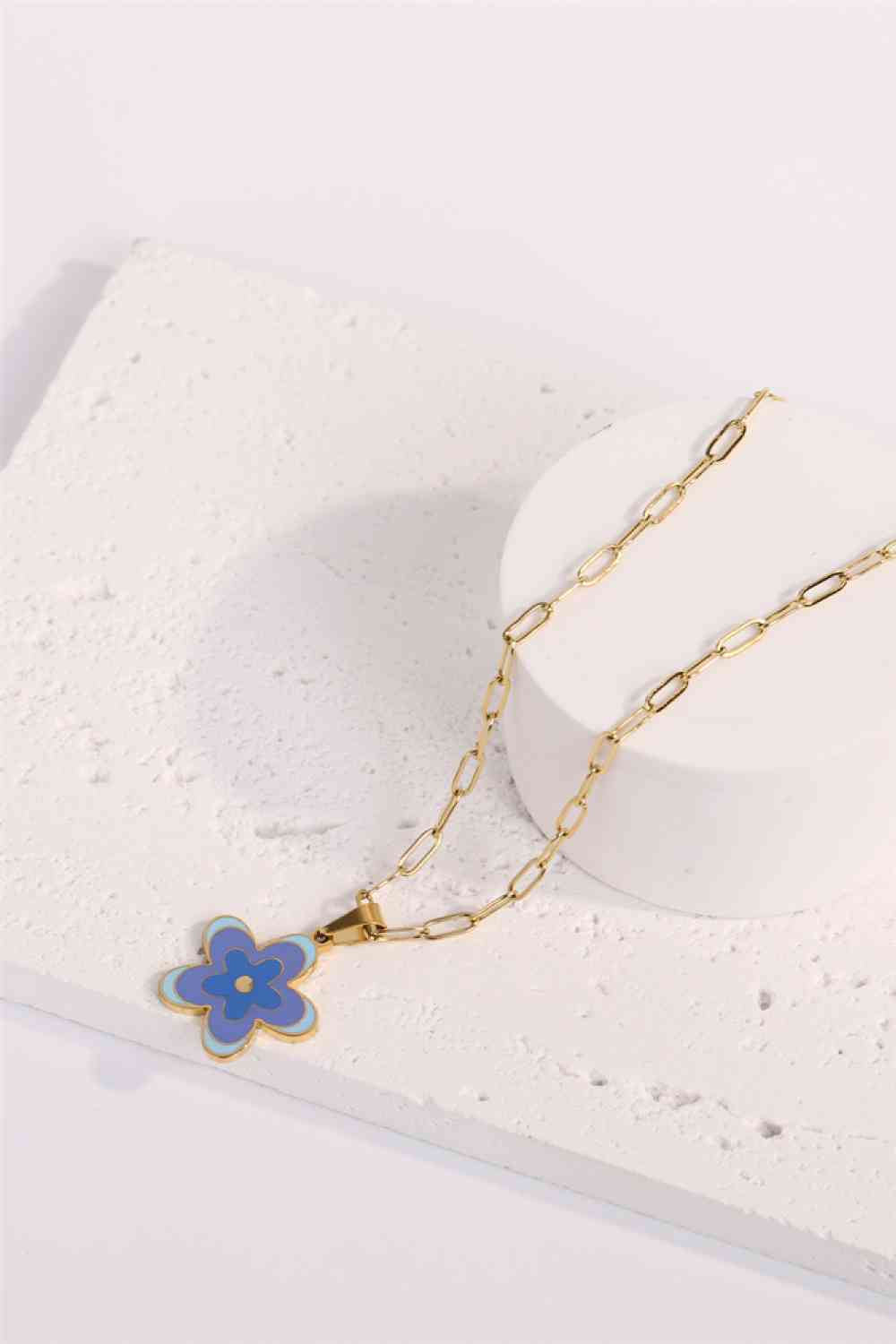 Collar de acero inoxidable con colgante de flores