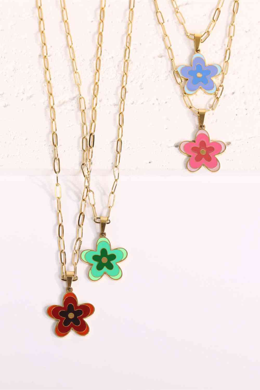 Collar de acero inoxidable con colgante de flores