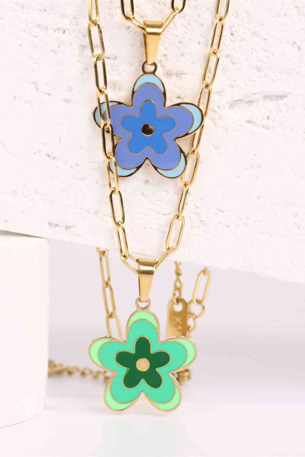 Collar de acero inoxidable con colgante de flores