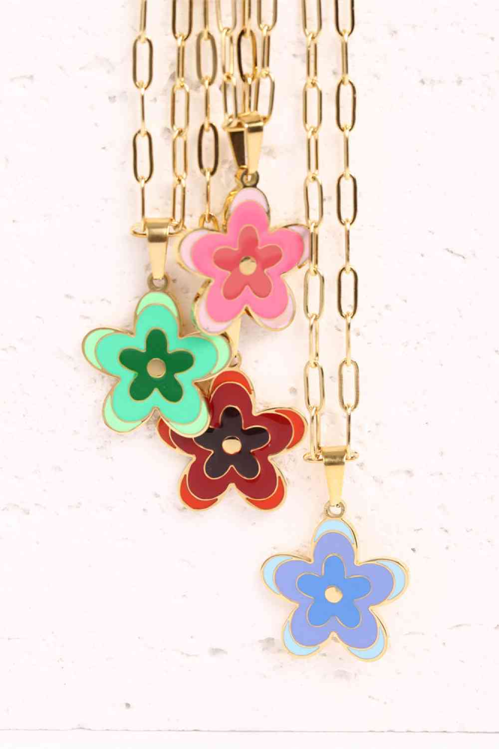 Collar de acero inoxidable con colgante de flores